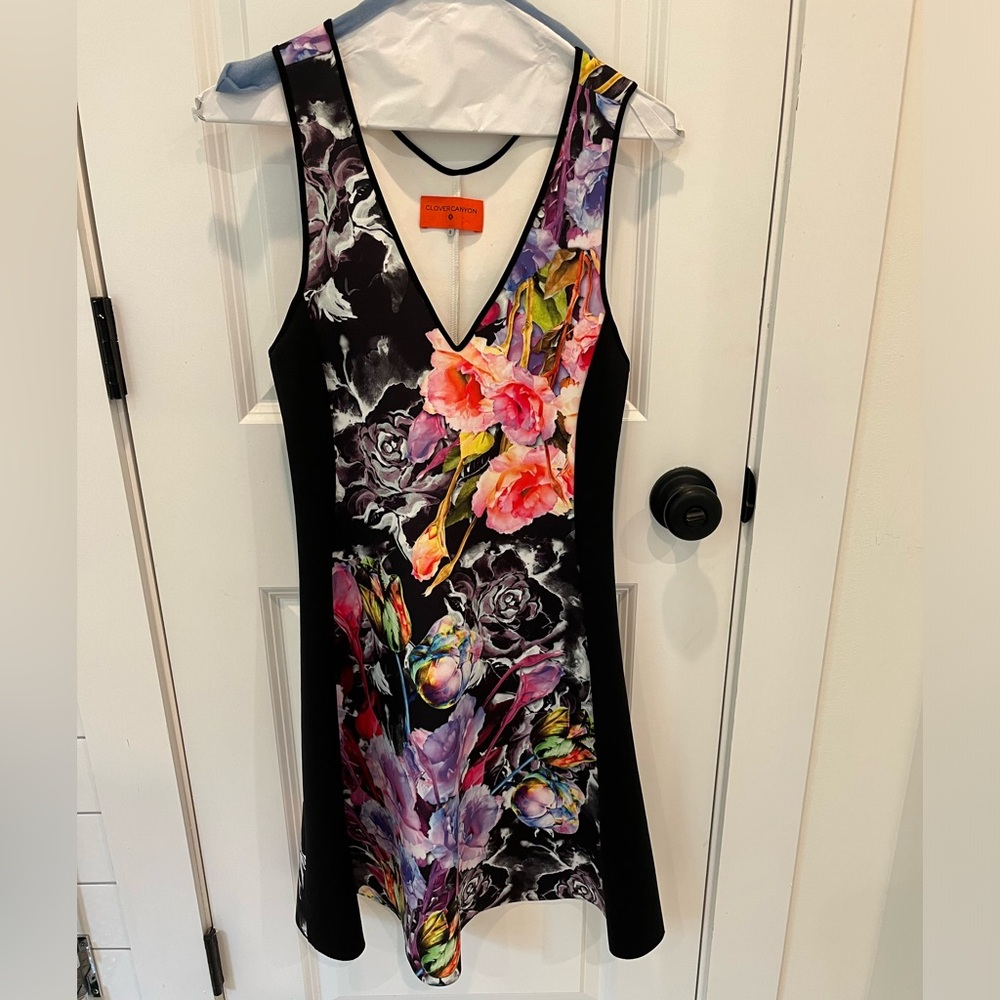 Super cute clover canyon. Excellent used. No flaws. Size s. Doesn’t wrinke